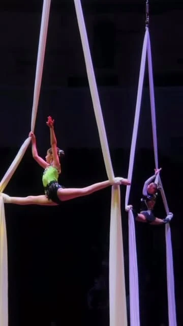 Выступление на воздушных полотнах — кадр из публикации DLUX Circus